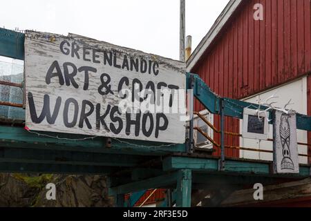 Grönländisches Kunst- und Handwerksschild in Sisimiut, Grönland an einem nassen Regentag im Juli Stockfoto