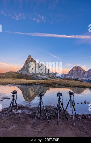 Kamera auf einem Stativ in der Landschaft, Giau Pass (Passo Giau), Dolomitenalpen, Südtirol, Italien Stockfoto