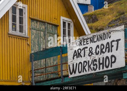 Grönländisches Kunst- und Handwerksschild in Sisimiut, Grönland an einem nassen Regentag im Juli Stockfoto