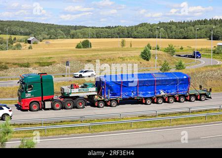 Mercedes-Benz Actros LKW der Kahl Schwerlast GmbH, Deutschland, transportiert Schwerlast auf mehrachsigen Tieflader auf der Autobahn. Salo, Finnland. August 12, 2022. Stockfoto