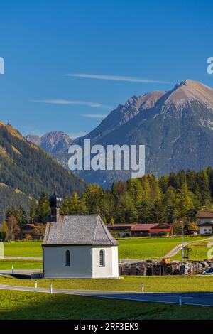 Antoniuskapelle in der Nähe von Bach und Dorf, Reutte, Tirol, Österreich Stockfoto