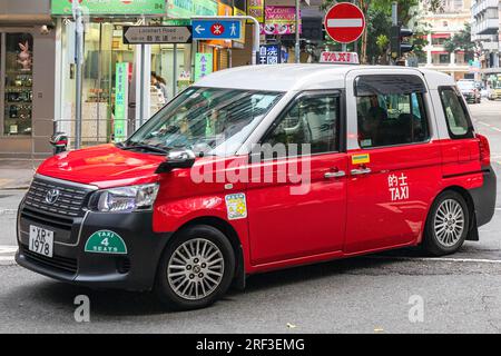 Toyota Comfort Hybrid Taxi in Motion, Wanchai, Hongkong, SAR, China Stockfoto