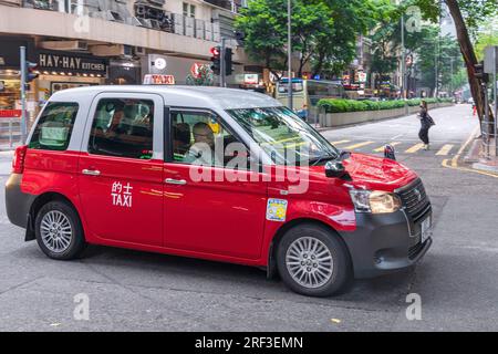 Toyota Comfort Hybrid Taxi in Motion, Wanchai, Hongkong, SAR, China Stockfoto