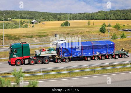 Mercedes-Benz Actros LKW der Kahl Schwerlast GmbH, Deutschland, transportiert Schwerlast auf mehrachsigen Tieflader auf der Autobahn. Salo, Finnland. August 12, 2022. Stockfoto