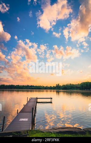 Spektakulärer Sonnenuntergang über dem Wing Lake in Bloomfield Township in Michigan Stockfoto