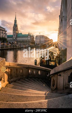 Hamburger Rathaus, Binnenalster, Jungfernstieg, Arkaden am Abend bei Sonnenuntergang Stockfoto