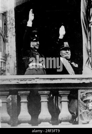 Gegen Ende der 1930er bis Anfang der 1940er Jahre - Rom, Italien - BENITO MUSSOLINI, rechts, der italienische Diktator und Führer der faschistischen Bewegung steht mit dem kroatischen Führer Ustase ANTE PAVELIC in voller Uniform und salutiert vom Balkon des Palazzio Venezia in Rom. (Kreditbild: © Keystone Press Agency/ZUMA Press Wire) NUR REDAKTIONELLE VERWENDUNG! Nicht für den kommerziellen GEBRAUCH! Stockfoto