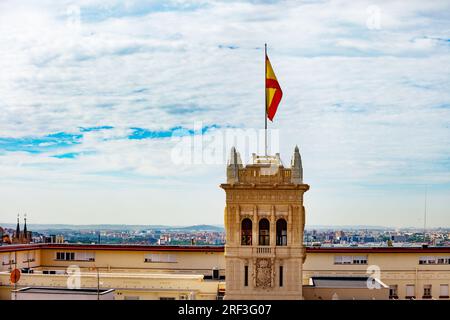 Spanische Flagge auf dem Marinehauptquartier in Madrid mit Blick auf die Stadt Stockfoto