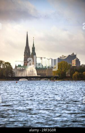 Hamburger Rathaus, Binnenalster, Jungfernstieg, Arkaden am Abend bei Sonnenuntergang Stockfoto