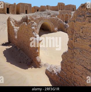 Eindruck um Gabbanat el bagawat, einen historischen Friedhof in Ägypten Stockfoto