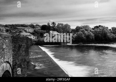 Blick von der Crickhowell Bridge aus dem 18. Jahrhundert über den Fluss Usk und Wehr. Powys Wales UK. Mai 2023 Stockfoto