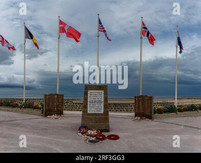 Saint-Aubin-Sur-Mer, Frankreich - 07 16 2023: Das Denkmal für das kanadische Infanterieregiment North Shore und die 48. Commando Royal Marines in Stockfoto