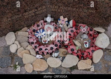 Saint-Aubin-Sur-Mer, Frankreich - 07 16 2023: Details zum Denkmal für das kanadische Infanterieregiment North Shore und den 48. Commando Royal Marines Stockfoto