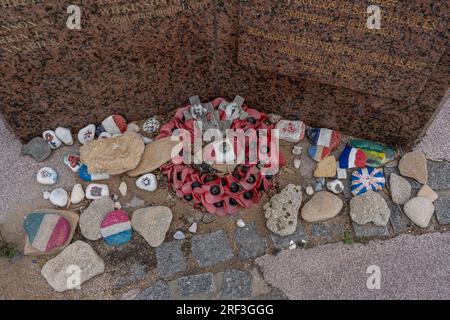 Saint-Aubin-Sur-Mer, Frankreich - 07 16 2023: Details zum Denkmal für das kanadische Infanterieregiment North Shore und den 48. Commando Royal Marines Stockfoto