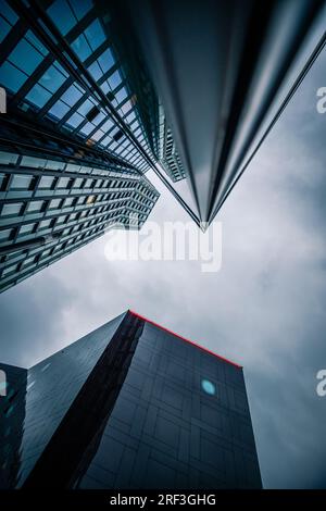 Moderne Strukturen Formen die Skyline von Hamburg - Eine visuelle Odyssee durch zeitgenössische urbane Meisterwerke Stockfoto