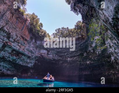 Touristen auf den kleinen Booten in der Melissani Höhle, Kefalonia Stockfoto