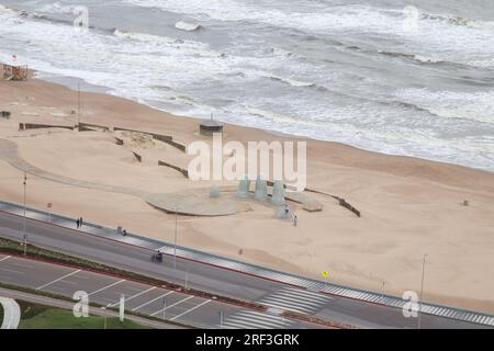 Luftaufnahme der Skulptur La Mano des chilenischen Künstlers Mario Irarrázabal. Punta Del Este, Uruguay Stockfoto