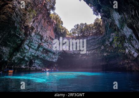 Touristen auf den kleinen Booten in der Melissani Höhle, Kefalonia Stockfoto