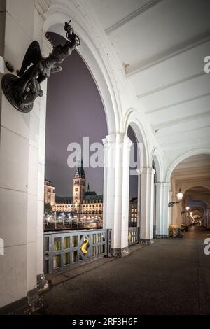 Hamburger Rathaus, Binnenalster, Jungfernstieg, Arkaden am Abend bei Sonnenuntergang Stockfoto