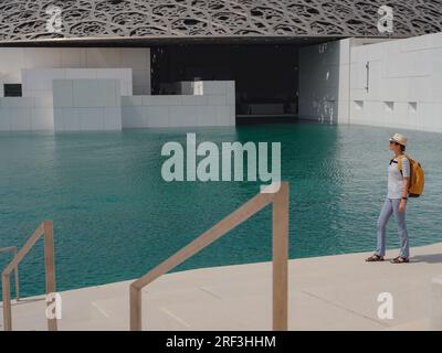 Abu Dhabi, Vereinigte Arabische Emirate - 21. März 2023 : weibliche Reisende in der Nähe des Louvre in Abu Dhabi, Vereinigte Arabische Emirate. Der Louvre ist ein neues Museum in den Vereinigten Arabischen Emiraten, das am 8. 2017. November eröffnet wurde Stockfoto