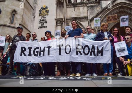 London, Großbritannien. 18. Juli 2023 Demonstranten versammeln sich vor den königlichen Gerichtshöfen, während die Berufung gegen das Campingverbot in Dartmoor eingeleitet wird. Die Berufung der Dartmoor National Park Authority zielt darauf ab, ein früheres Urteil, das das Camping in Dartmoor verbietet, aufzuheben. Stockfoto