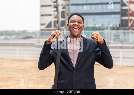 ein afrikanischer Mann im Anzug freut sich Stockfoto