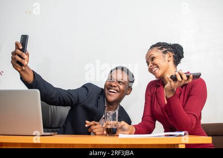 Geschäftskollegen machen ein Selfie im Büro Stockfoto