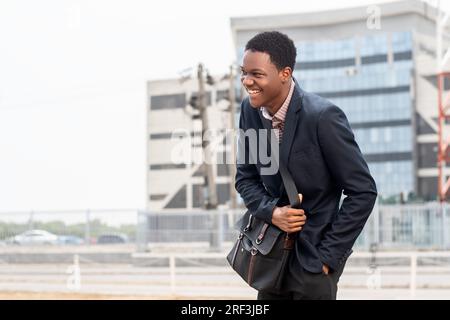Porträt eines jungen afrikanischen Geschäftsmannes, der lacht Stockfoto