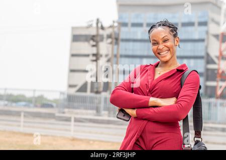 Porträt einer wunderschönen jungen afrikanischen Geschäftsfrau draußen Stockfoto