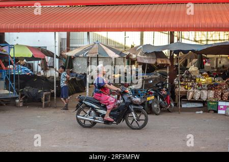 Pakse, Laos, 24. November 2017: Menschen auf dem lokalen Markt in Pakse, Laos am 24. November 2017. Stockfoto