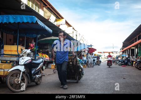 Pakse, Laos, 24. November 2017: Menschen auf dem lokalen Markt in Pakse, Laos am 24. November 2017. Stockfoto