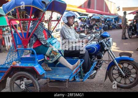 Pakse, Laos, 24. November 2017: Menschen auf dem lokalen Markt in Pakse, Laos am 24. November 2017. Stockfoto