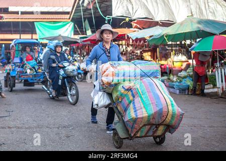 Pakse, Laos, 24. November 2017: Menschen auf dem lokalen Markt in Pakse, Laos am 24. November 2017. Stockfoto