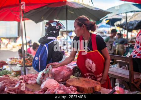 Pakse, Laos, 24. November 2017: Menschen auf dem lokalen Markt in Pakse, Laos am 24. November 2017. Stockfoto