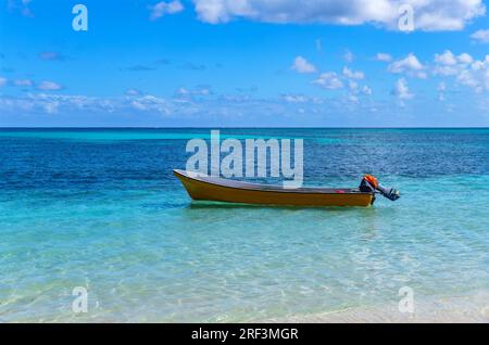 Boot im atemberaubenden idyllischen blauen Lagunenstrand auf der Insel Yasawa auf Fidschi im Südpazifik Stockfoto