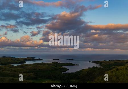 Blick von oben auf die Insel Nacula bei Sonnenuntergang, Yasawa-Inselgruppe, Fidschi, Südpazifik-Inseln Stockfoto