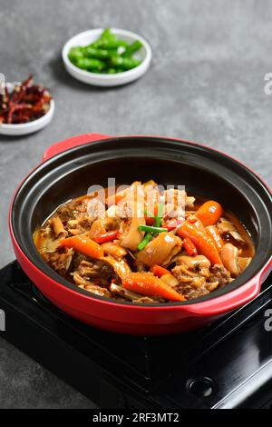 Köstliches gedünstetes Hammel mit Pilzen in Auflauf. Gedünstetes Lamm Stockfoto