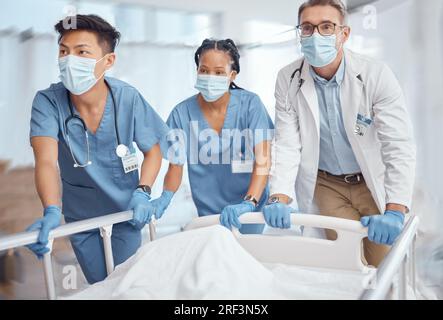 Rush, Bett und Ärzte im Krankenhaus für Notoperationen in der Notaufnahme mit einem kranken Patienten oder Gesichtsmaske. Chirurgen, Schieben oder Chirurgen im Theater für Stockfoto