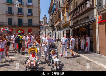 Pamplona, Spanien: 09. Juli 2023: Das San Fermin Festival wird in traditioneller weißer und roter kleidung mit roter Krawatte gefeiert, Pamplona, Navarra, Spanien. Stockfoto