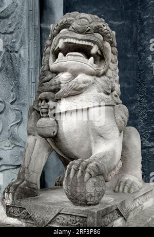 Traditionelle alte Steinskulptur in einem historischen Tempelviertel im „Fengdu County“ in China Stockfoto