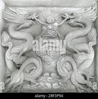 Steinentstehung in einem historischen Viertel namens „Fengdu County“, einer Nekropole in China, die vor über 1800 Jahren erbaut wurde. Das Relief zeigt zwei Feuerzüge Stockfoto