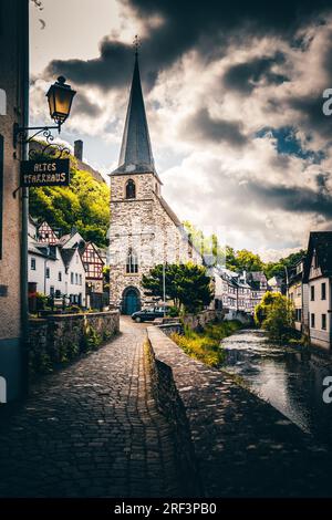 Das historische Fachwerkdorf Monreal in Deutschlands Rheinland-Pfalz ist von einem Wald, 2 Burgen und einem Fluss umgeben. Die schönen Häuser Stockfoto