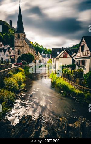 Das historische Fachwerkdorf Monreal in Deutschlands Rheinland-Pfalz ist von einem Wald, 2 Burgen und einem Fluss umgeben. Die schönen Häuser Stockfoto