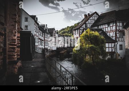 Das historische Fachwerkdorf Monreal in Deutschlands Rheinland-Pfalz ist von einem Wald, 2 Burgen und einem Fluss umgeben. Die schönen Häuser Stockfoto