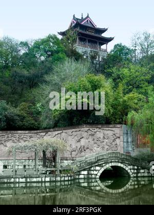 Idyllische Landschaft mit traditionellem Gebäude und Mauer rund um Wuhan, eine große Stadt in China Stockfoto