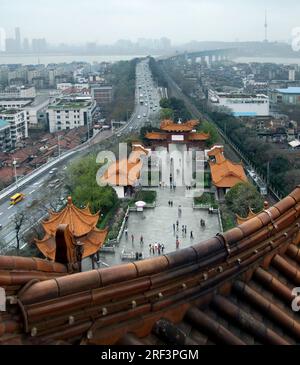 Detail von Wuhan, einer großen Stadt in China. Hohen Winkel schoss aus dem berühmten gelben Kran Turm in regnerischen Ambiente Stockfoto