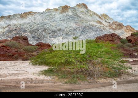 Salines Berge. Halite-Deposinen. Dünne Vegetation. Vulkanischer Ursprung auf der Insel Ormuz. Stockfoto