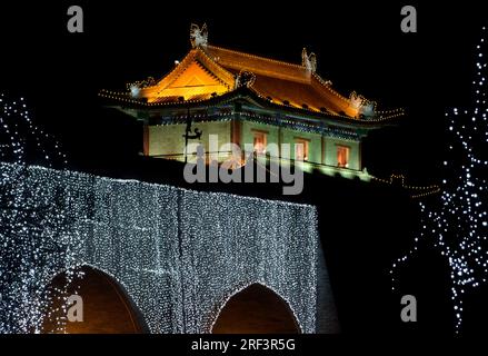 Nacht-Landschaft, die Bestandteil der beleuchteten Stadtmauer von Xian in China zeigen Stockfoto