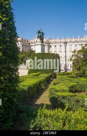 Blick auf den Königspalast vom Plaza de Oriente - Ostplatz im historischen Zentrum von Madrid, mit dem Königsplatz im Westen und dem Teatro Real Stockfoto