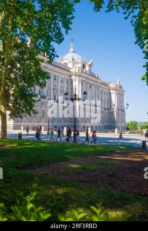 Blick auf den Königspalast vom Plaza de Oriente - Ostplatz im historischen Zentrum von Madrid, mit dem Königsplatz im Westen und dem Teatro Real Stockfoto